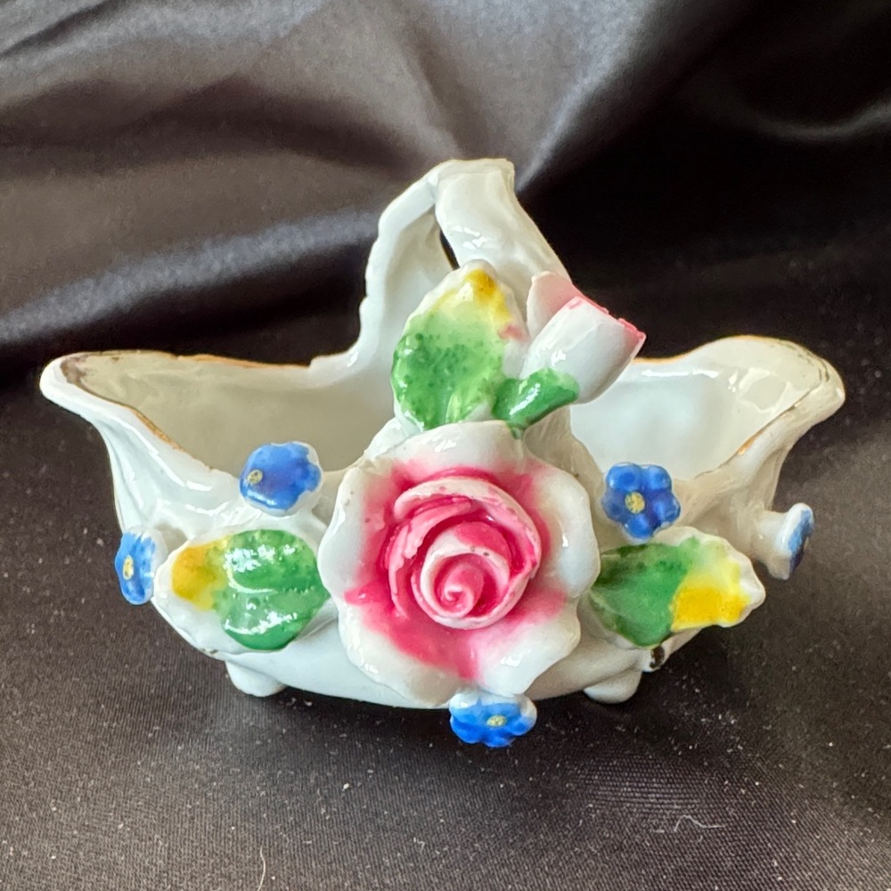 💜 Charming Ceramic Basket with Pink Rose and Blue Details